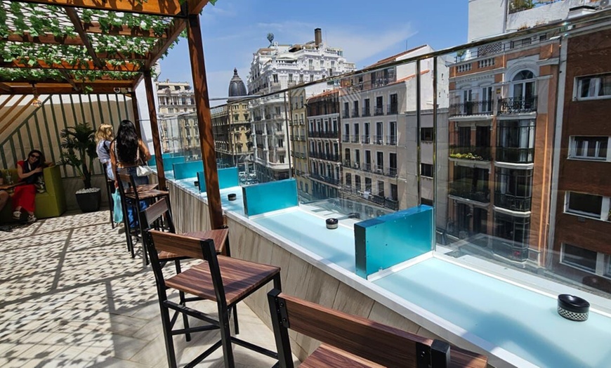 Image 4: Comida y cócteles en el rooftop Ozone Sky para 2 o 4 personas