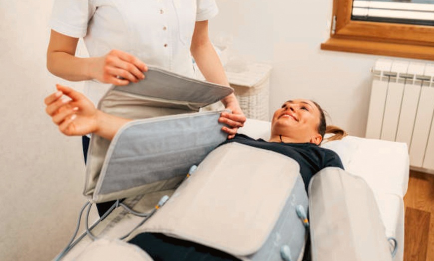 Image 5: Tratamiento con presoterapia y masaje para 1: 4 u 8 sesiones