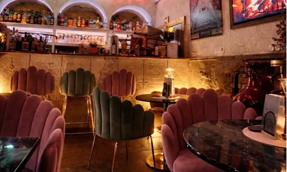 Cocktail nach Wahl inkl. Aperitivo Snacks für 2, 4 oder 6 Personen (bis zu 37% sparen) - Second Medium