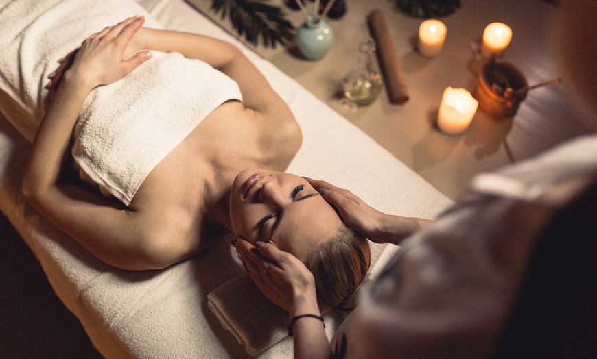 Image 1: Ritual oriental de chakras, piedras calientes o liberación emocional