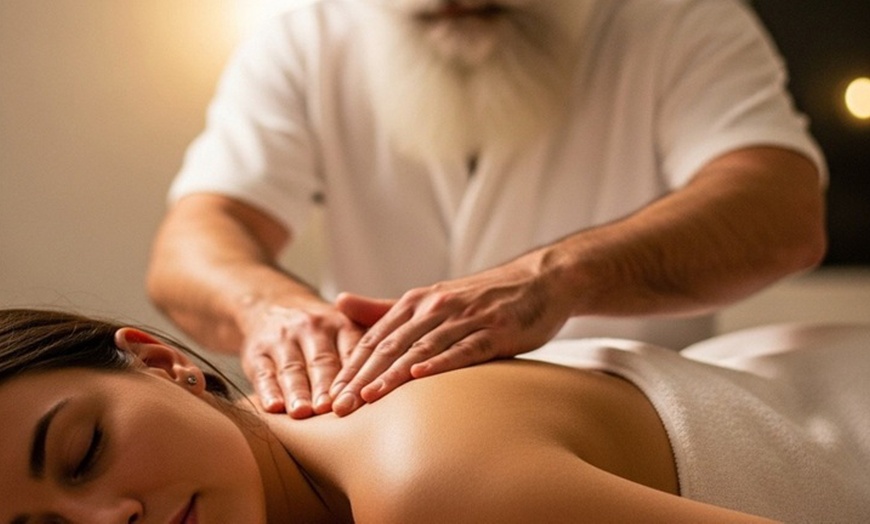 Image 1: Masaje relajante para 2 o 2 masajes relajantes para 1 y té de cortesía
