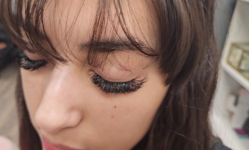 Image 4: Achieve Glamorous Lashes with Eyelash Extensions