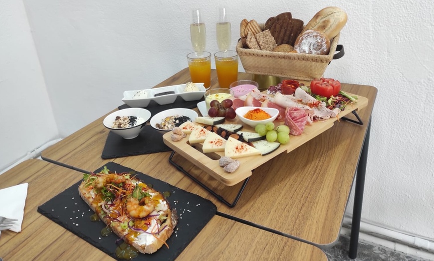 Image 11: Menú mediterráneo para 2 o 4 con postre y opción a botella de vino