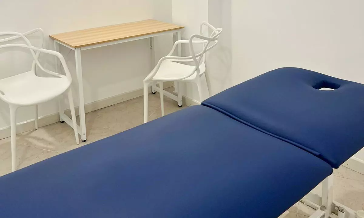 Sesión de fisioterapia avanzada con diagnóstico y valoración previa