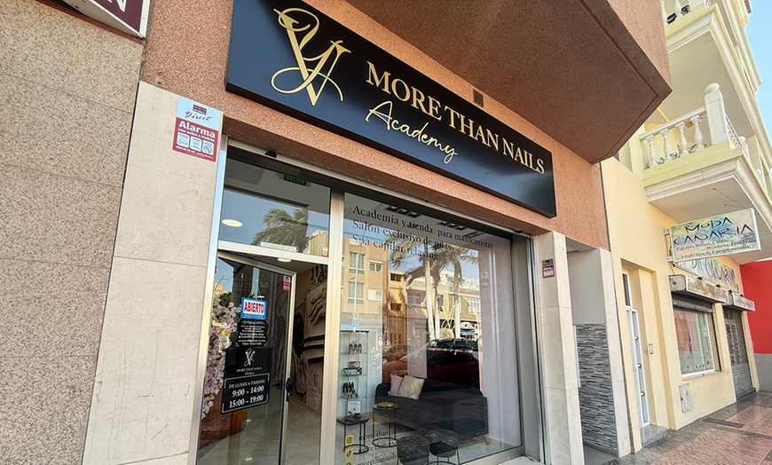 Image 1: Curso completo de iniciación a la manicura con extras para 1 o 2