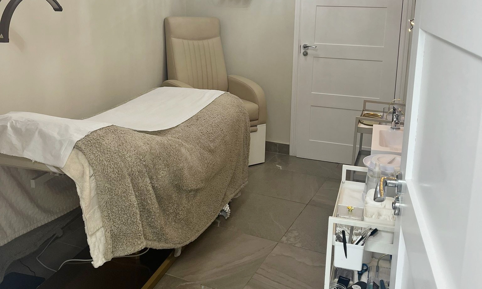 60-Min Lymphatic Spa Treatments or 90-Min Full Body and Face Treatment
