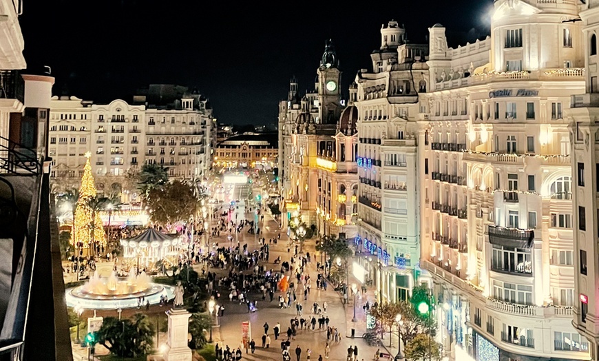 Image 6: 1 acceso a balcón privado para mascletà nocturna con copa y picoteo