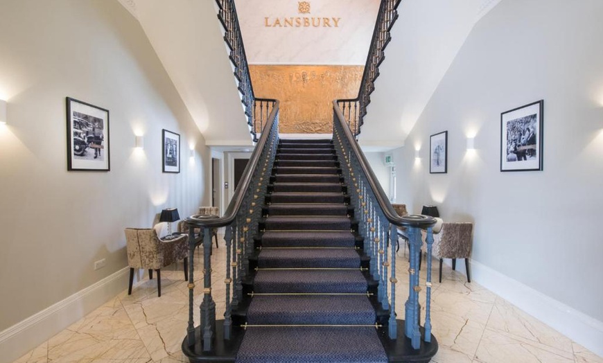 Image 4: London: Elegant 4* Stay with Breakfast