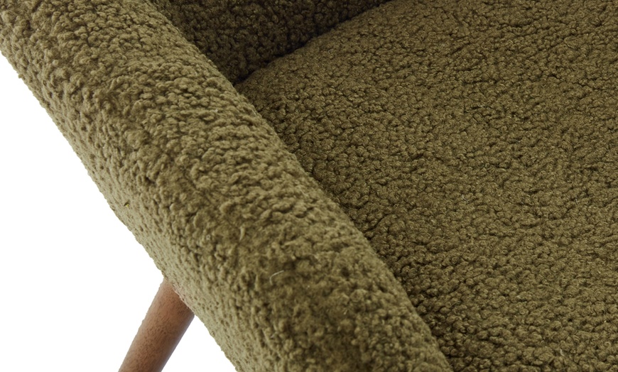 Image 11: Poltrona scandinava con gambe in legno massello Doosense