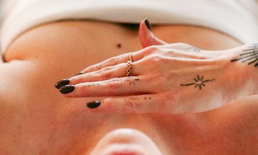 Image 1: Masaje prenatal con peeling, ritual volcánico y más de hasta 1 hora