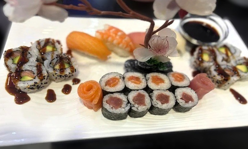 Image 5: Saborea la tradición: menú de sushi con 24 o 48 piezas para 2 o 4