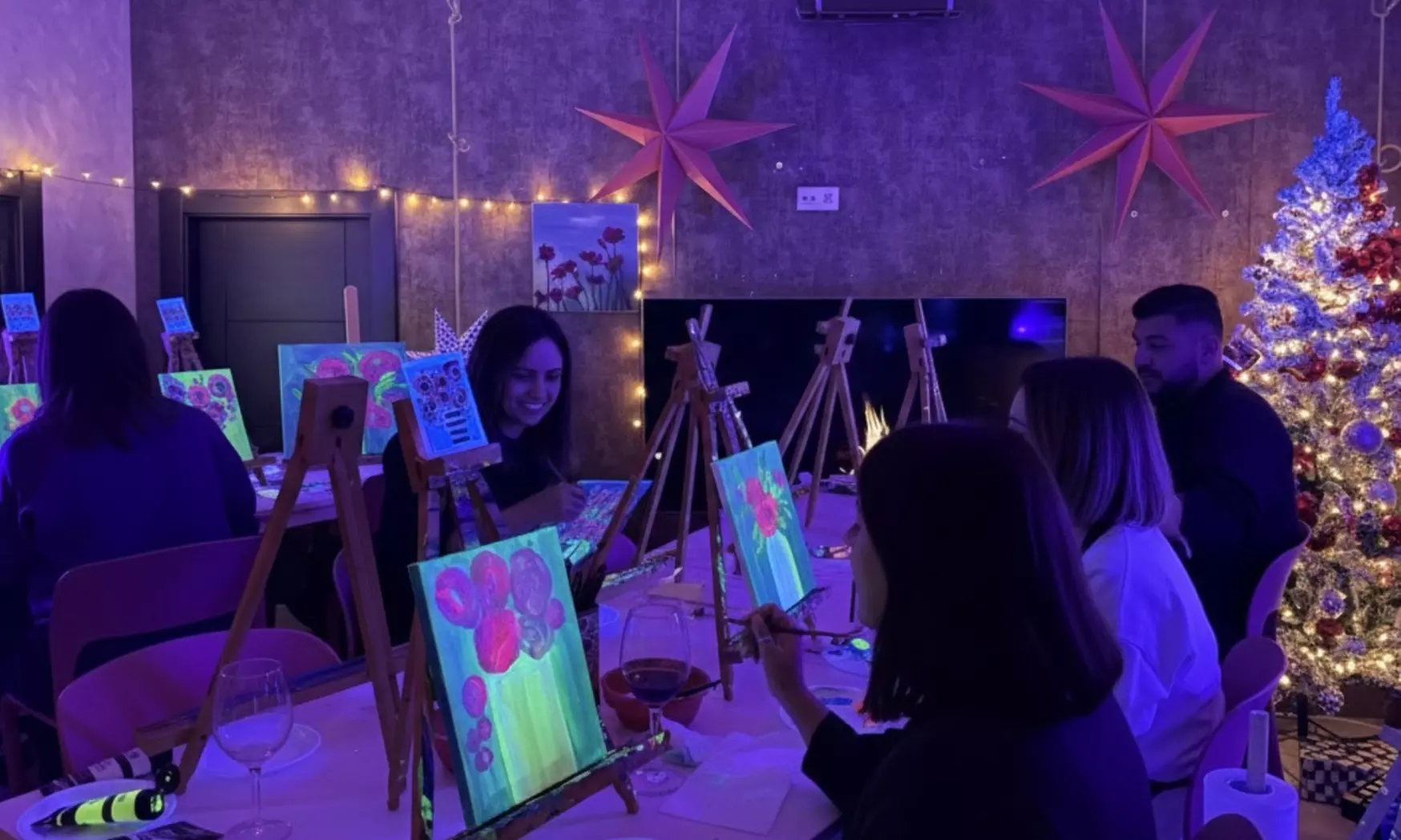 Taller de pintura Neon con vino ilimitado para 1 o 2 personas