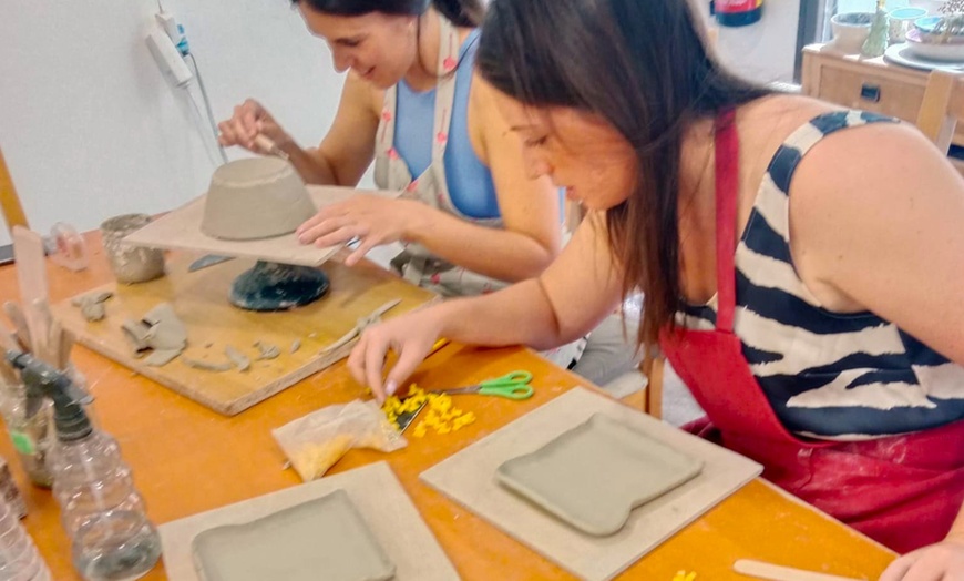 Image 2: Taller de cerámica con bebida