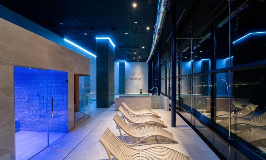 Image 10: Acceso a spa con opción a comida o cena bufé para 2 personas