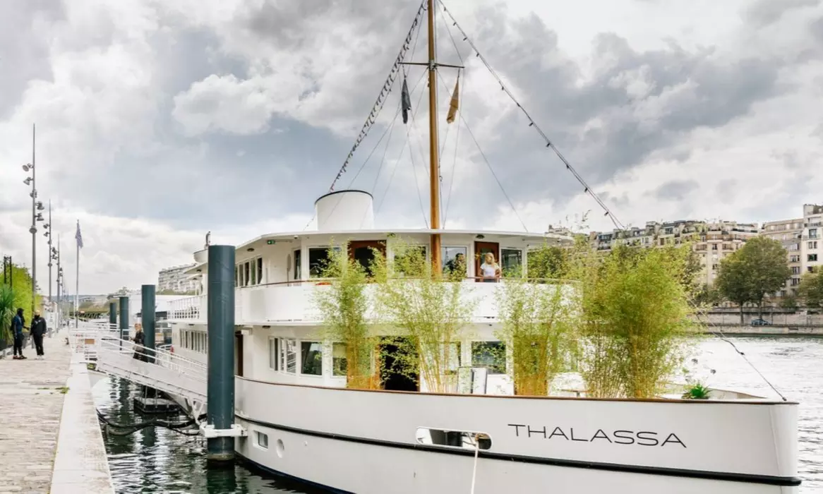 Repas au Quai Liberté : cuisine française authentique sur la Seine