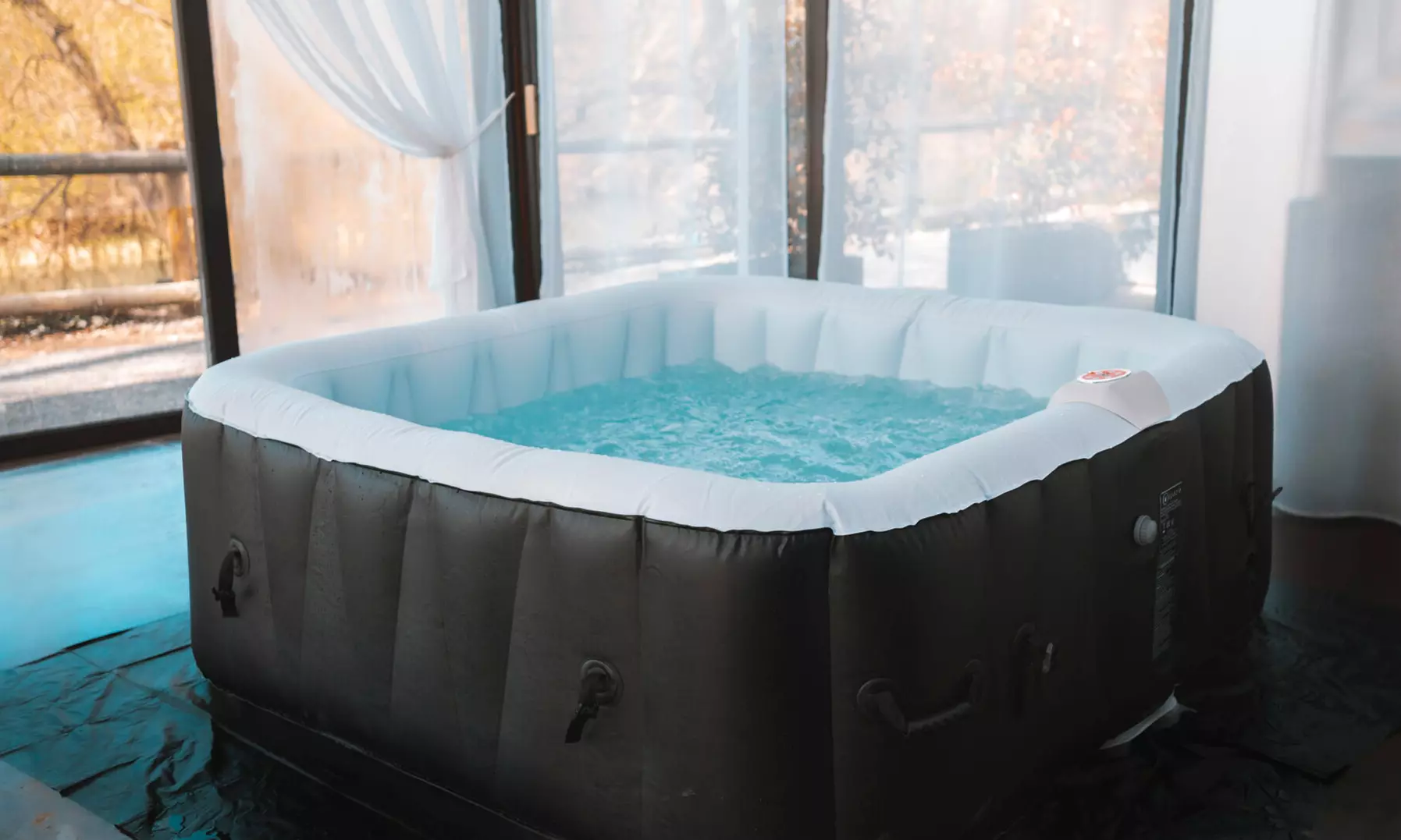 Spa gonflable carré 4 ou 6 personnes de la marque Ospazia