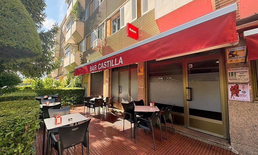 Image 1: Picoteo que te veo: menú de raciones con postre y bebida para 2 o 4