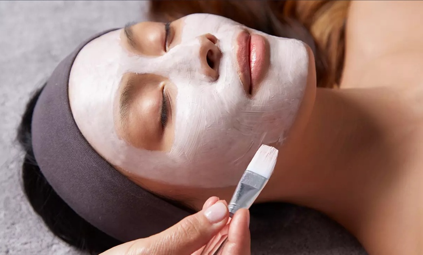 Image 2: Enjoy a Express Facial, or One or Three 60-Min Facial Options