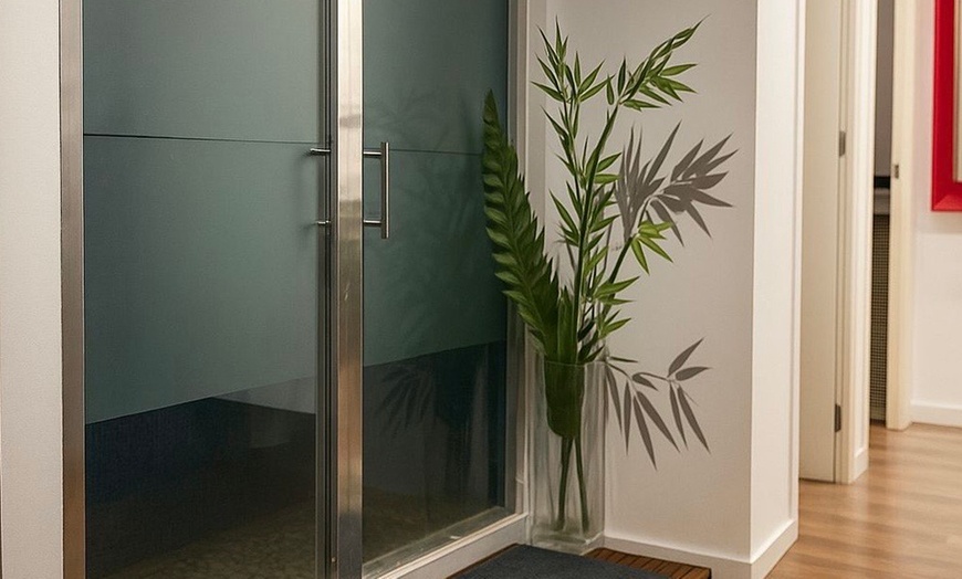 Image 6: Masaje en pareja de 45 o 60 minutos con opción a hidromasaje y sauna