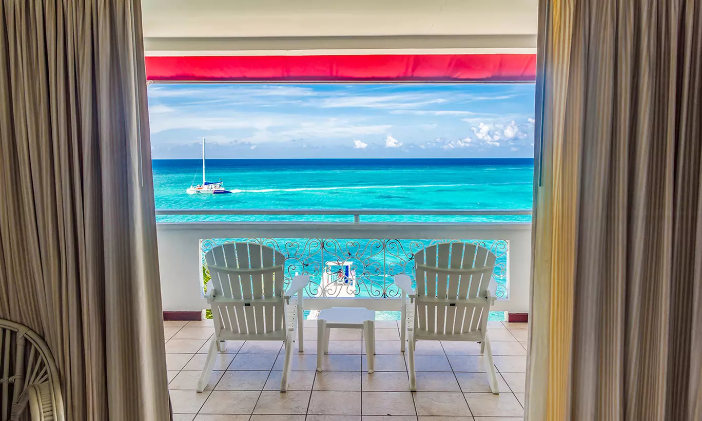 ✈ 3-Night All-Inclusive Grand Decameron Montego Beach Vacation w/Air