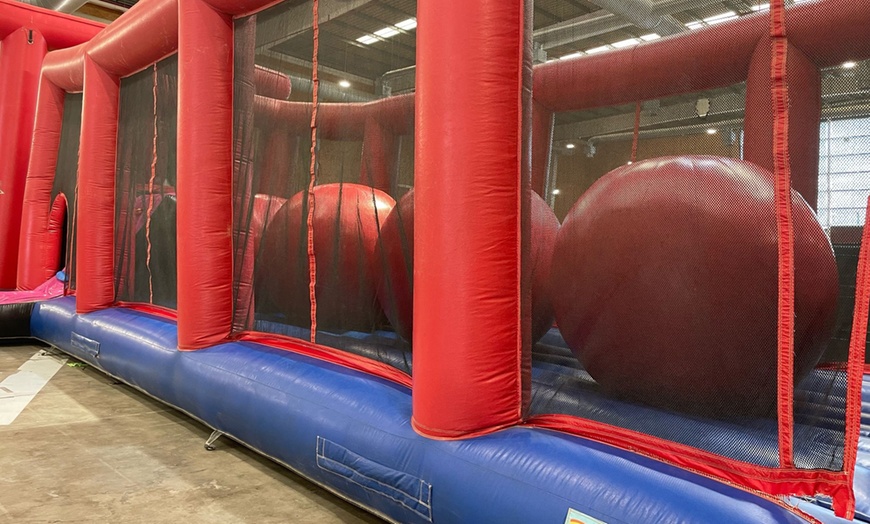 Image 10: Entrada al circuito de hinchables Crazy Warriors con opción de comida