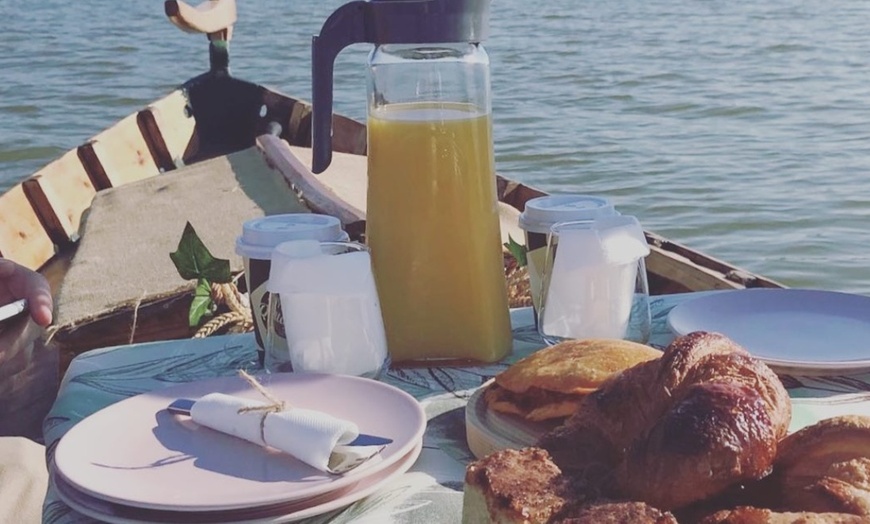 Image 2: Paseo en barca de para 2 o 4 personas con brunch en la Albufera 