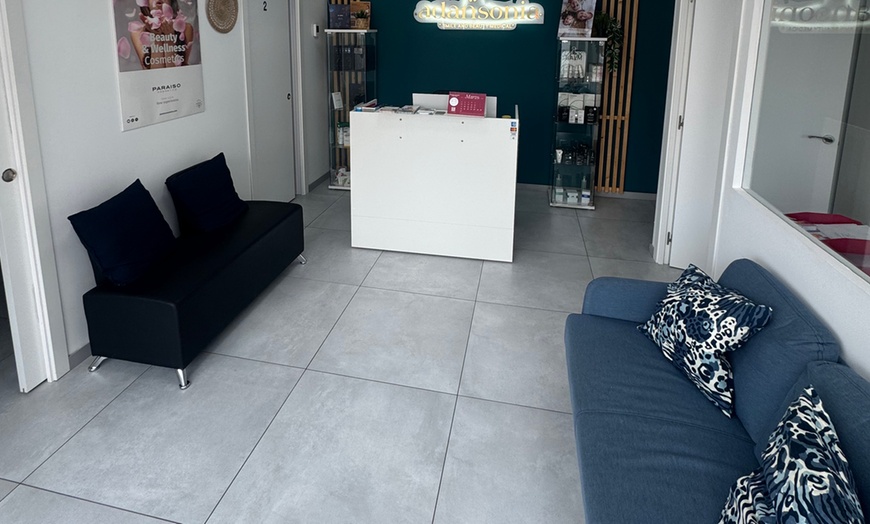 Image 2: 3 o 6 sesiones de bioestimulación o mesoterapia capilar para 1 persona