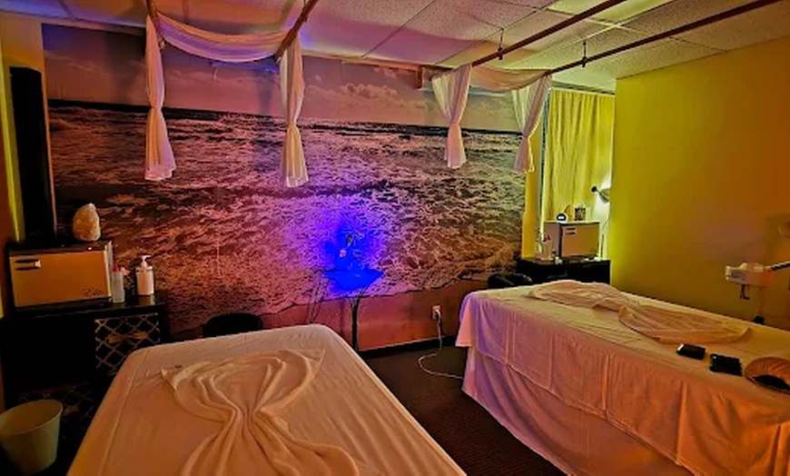 Image 4: Unwind with a Couples Thai Massage with Hot Stones and Hot Towels
