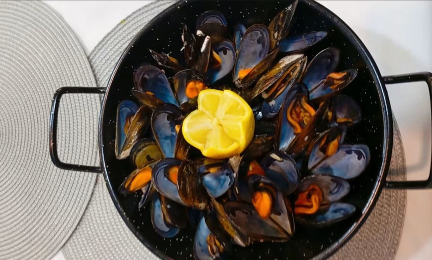 Image 5: Menú mediterráneo para 2 o 4 con postre y vino cerca de la playa