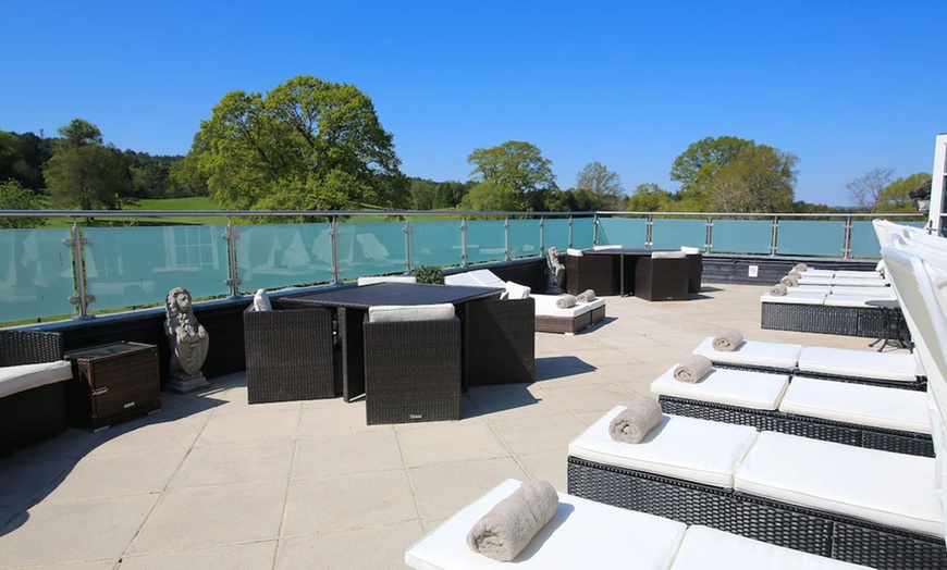 Image 7: Hampshire: 4* Superior Double or Twin Room Stay with Breakfast