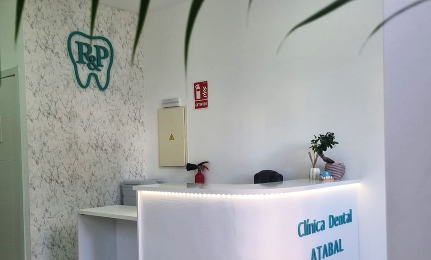 Image 2: Limpieza bucal, fluorización, revisión y opción a radiografía