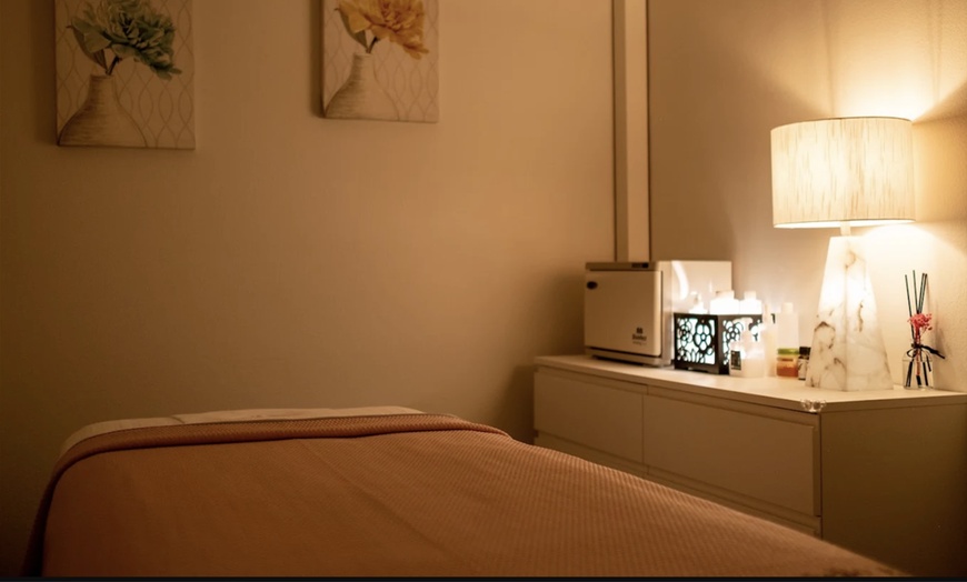 Image 4: Swedish, Deep Tissue or Combo Massage for 1-2 w/Hot Towels +Hot Stones