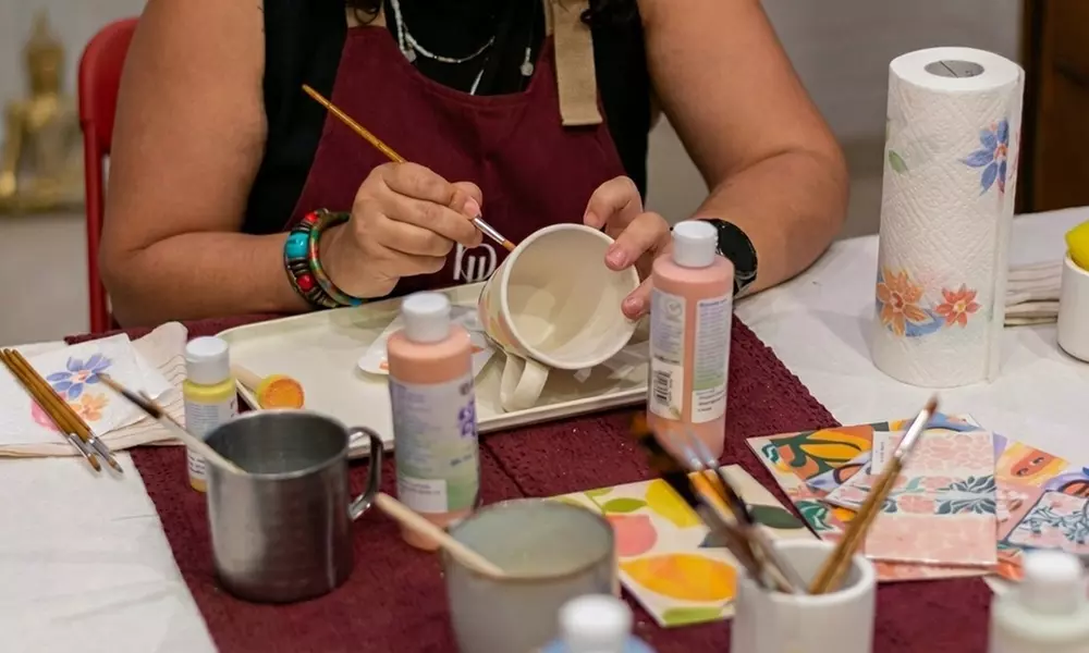 Taller de pintura en cerámica durante 2 horas con bebida
