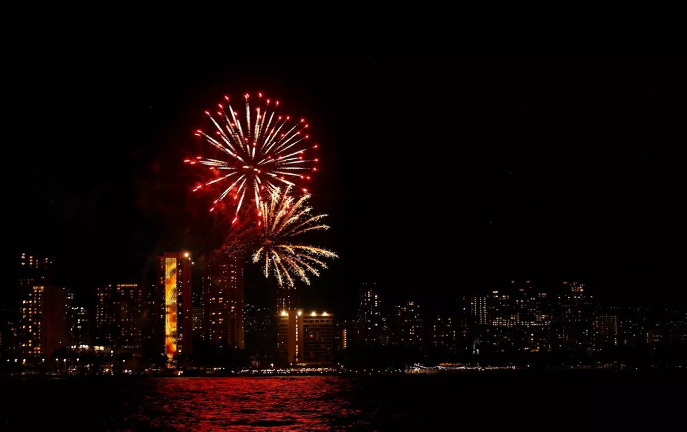 Waikiki Friday Night Fireworks cruise