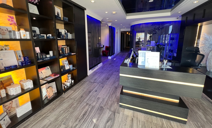 Image 2: One or Two Sessions of 30-Minute Glow Skin Facial 