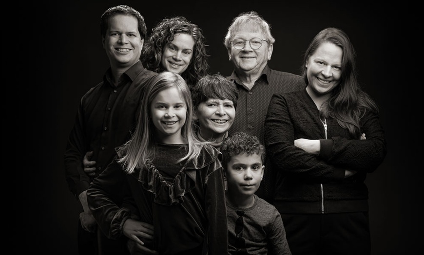 Image 11: Professionele groepsfotoshoot tot 15 personen in huiselijke studio