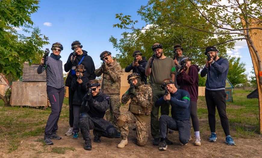 Image 1: Bez siniaków, tylko adrenalina: paintball laserowy dla nawet 12 osób 