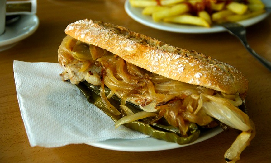 Image 4: Menú de hamburguesa para 2 o 4 con bebida y chupito o copa de champán