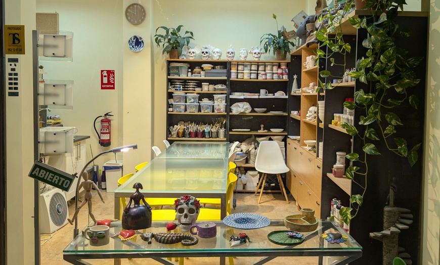 Image 5: Taller de pintura cerámica con picoteo y bebida para 1 o 2 personas