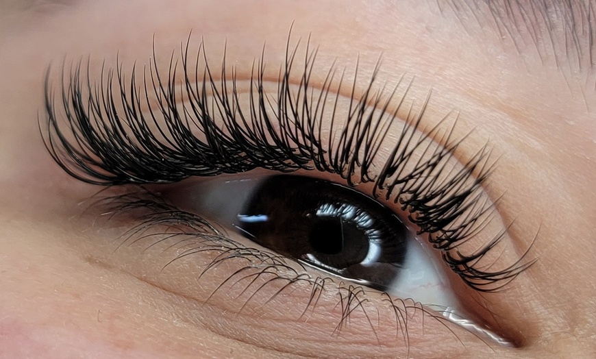 Image 2: Transform Your Look with Full Set of Classic Eyelash Extensions 