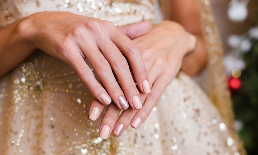 Image 3: Manicura, pedicura o manipedi con esmalte normal o semipermanente