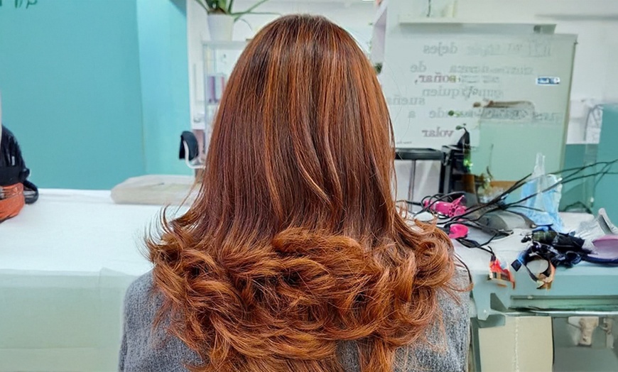 Image 1: Sesión de peluquería con tratamientos a elegir para 1 persona