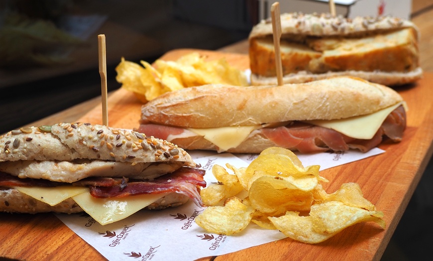 Image 10: Brunch o merienda  para 2 o 4 con platos dulces, salados y bebidas