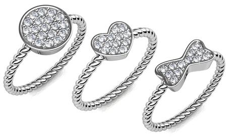 Fino a 3 anelli realizzati con cristalli Swarovski® in color argento disponibili in 3 misure