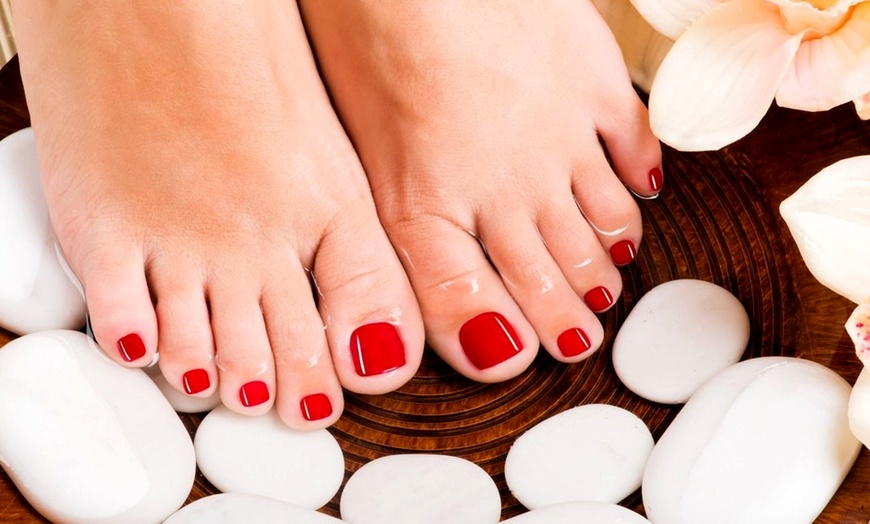 Image 10: Manicura y/o pedicura con esmaltado y opción a primera puesta de uñas