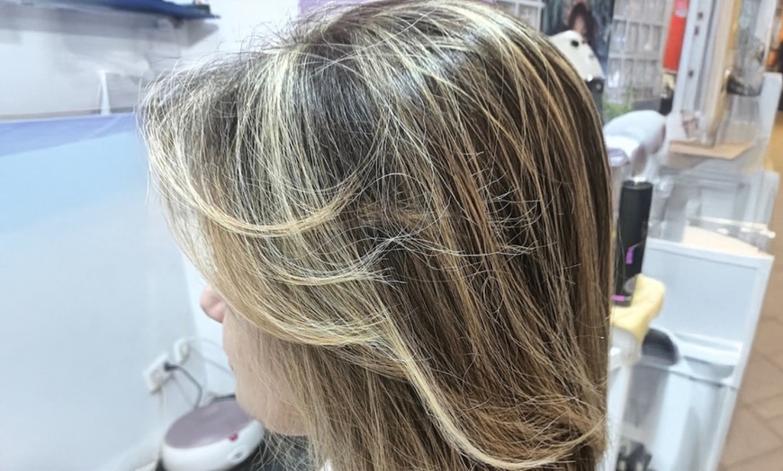 Image 3: Sesión de peluquería completo con opción a tinte de raíz o mechas