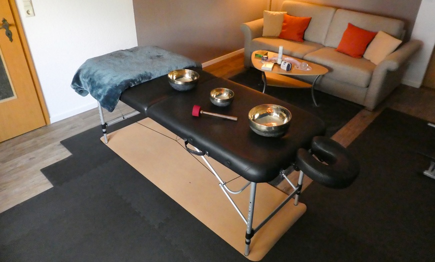 Image 2: 50 oder 90 Min. Klangschalenmassage für 1 Person
