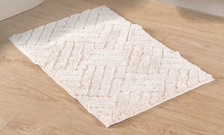 Image 11: Alfombrilla de baño con diseño tipo cruzado en relieve