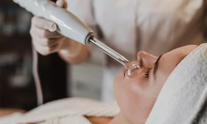 Renueva tu piel: tratamiento facial en Carla Saura Estética Belleza