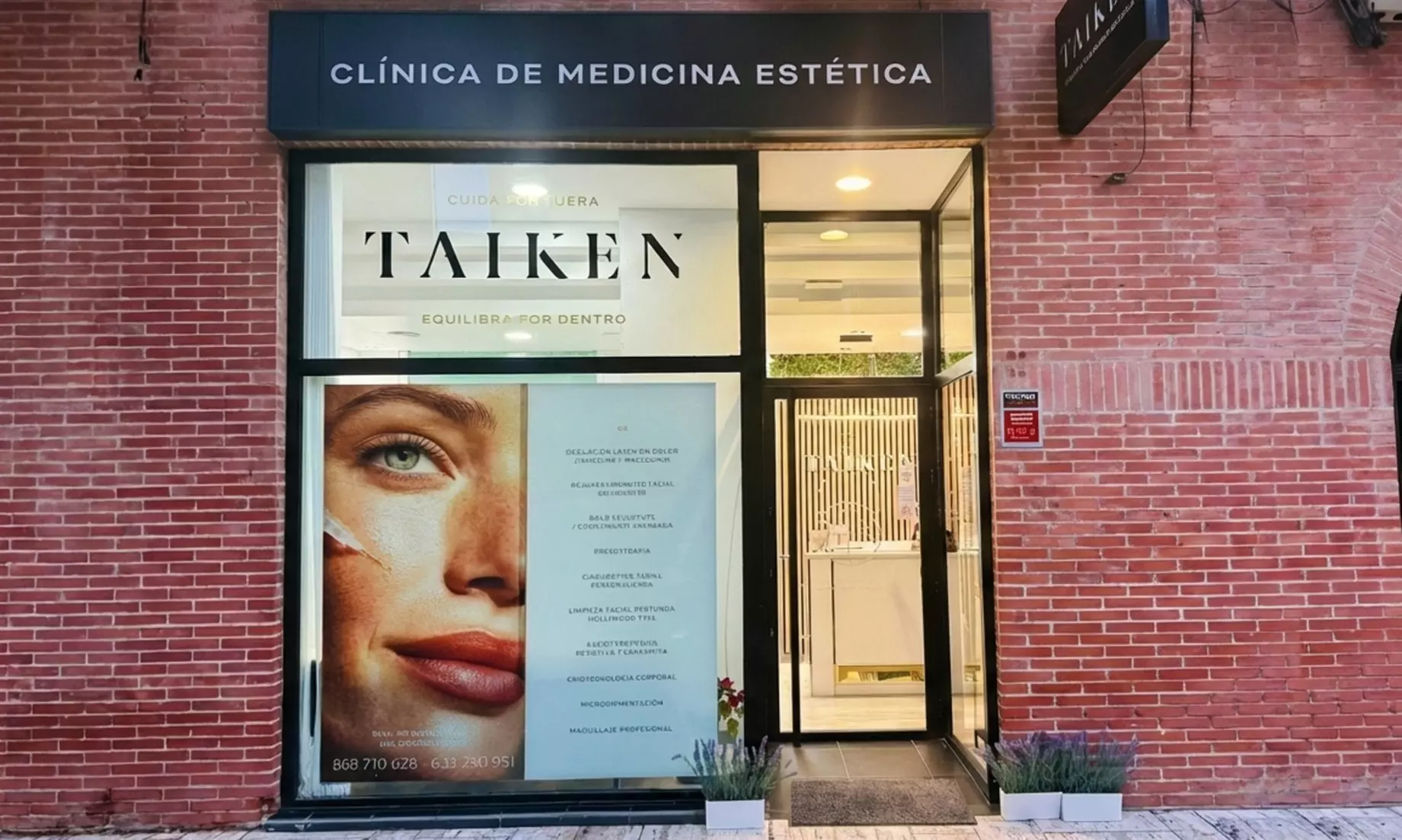 Hollywood peeling con mascarilla de carbón activo y láser